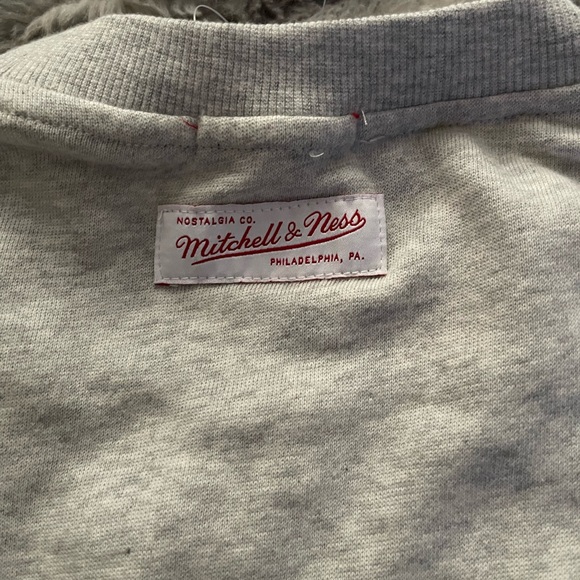 Women's Mitchell & Ness Heather Gray Kentucky Wildcats Logo Pullover Sweatshirt - Picture 7 of 9